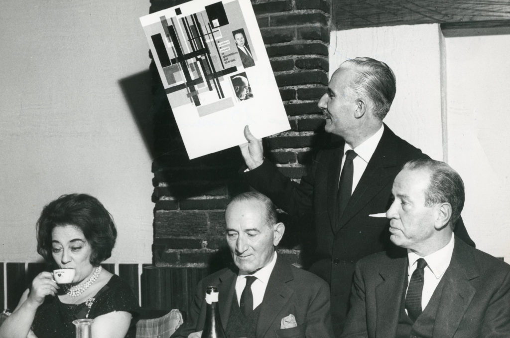 Cerimonia di premiazione del Premio Giarrettiera Pubblicitaria a Marcello Nizzoli ed Erberto Carboni; nella foto da sinistra: Brunetta Mateldi, Marcello Nizzoli, Erberto Carboni, e Franco Mosca, in piedi, 1961