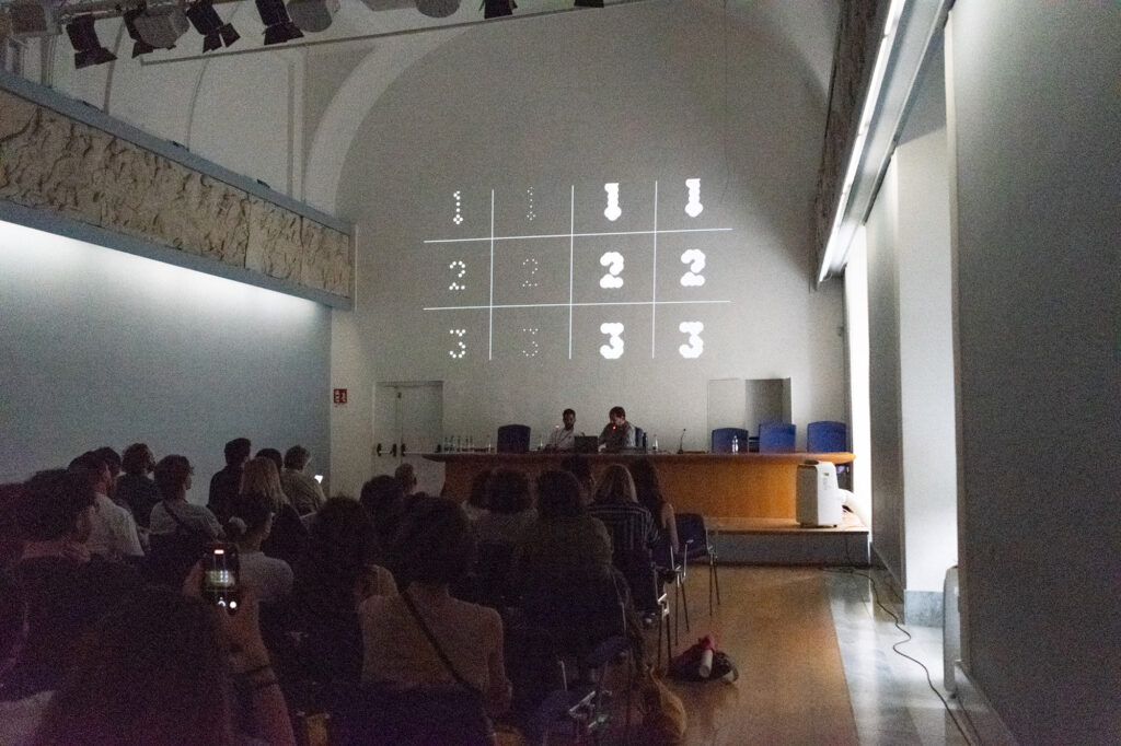 Bram Broerse e Maurits Wouters di Studio Airport parlano al pubblico nell'Aula Magna dell'Accademia di Belle Arti di Napoli