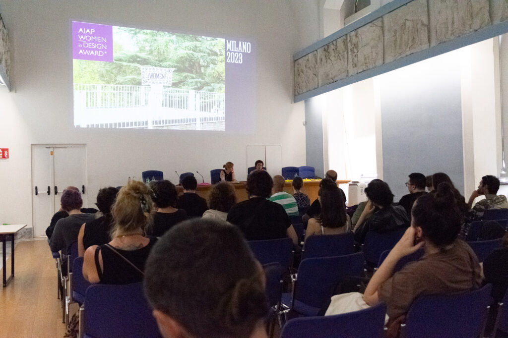 Laura Moretti, Carla Palladino nell'Aula Magna dell'Accademia di Belle Arti di Napoli parlano davanti al pubblico