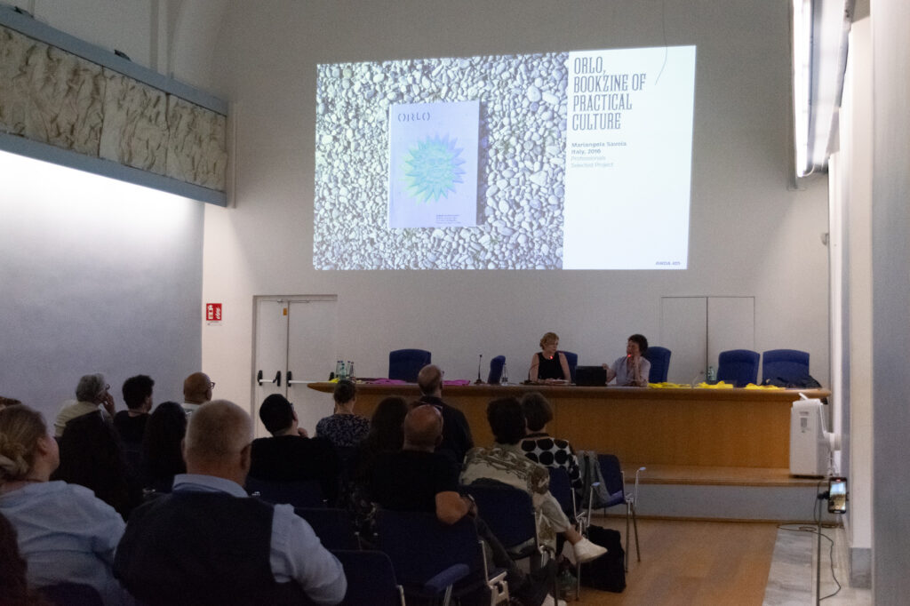 Laura Moretti, Carla Palladino nell'Aula Magna dell'Accademia di Belle Arti di Napoli parlano davanti al pubblico