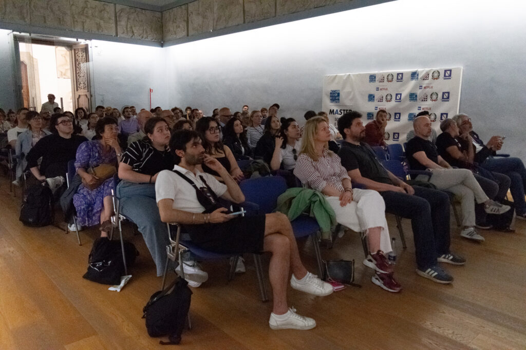 Persone sedute in ascolto alla conferenza nell'Aula Magna dell'Accademia di Belle Arti di Napoli 