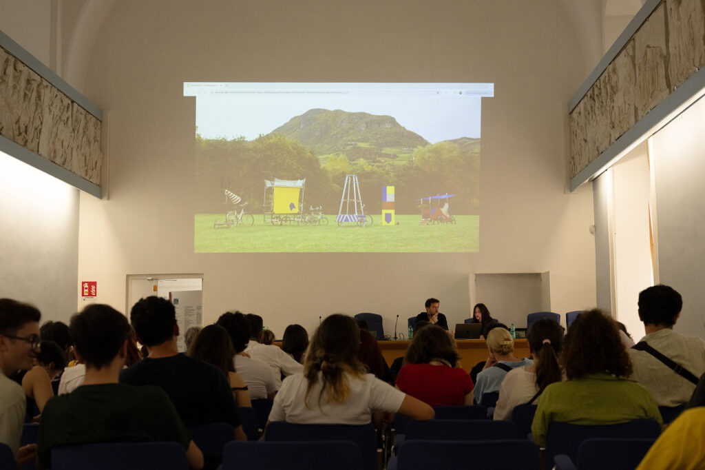 Chiara Cesaretti e Daniele Lupo di Lungomare nell'Aula Magna dell'Accademia di Belle Arti parlano davanti al pubblico