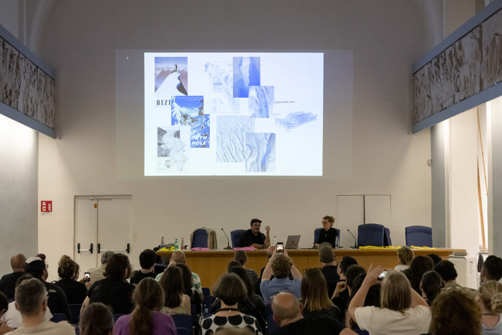 Sébastien Fasel, Fabienne Kilchör nell'Aula Magna dell'Accademia di Belle Arti di Napoli parlano davanti al pubblico