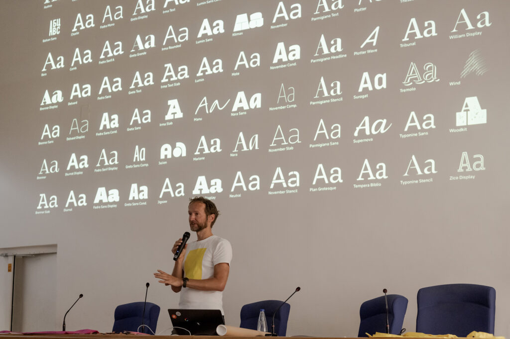 Peter Biľak nell'Aula Magna dell'Accademia di Belle Arti di Napoli parlano davanti al pubblico