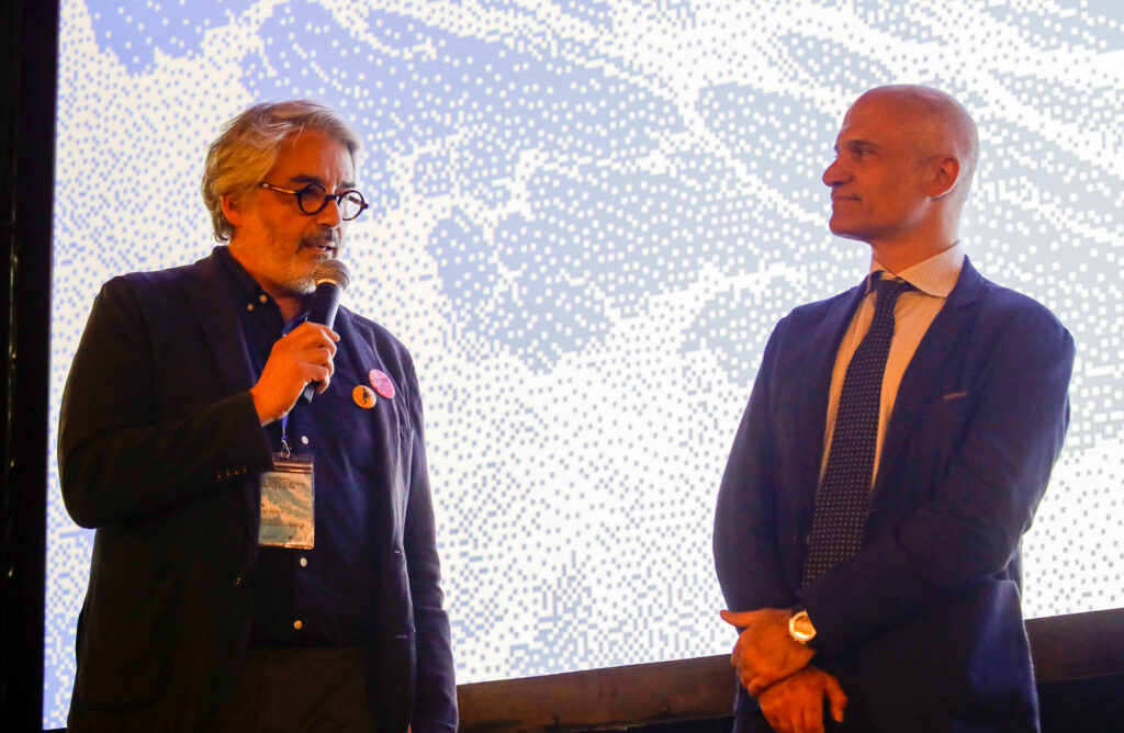 Marco Tortoioli Ricci con microfono e Mario Epifani