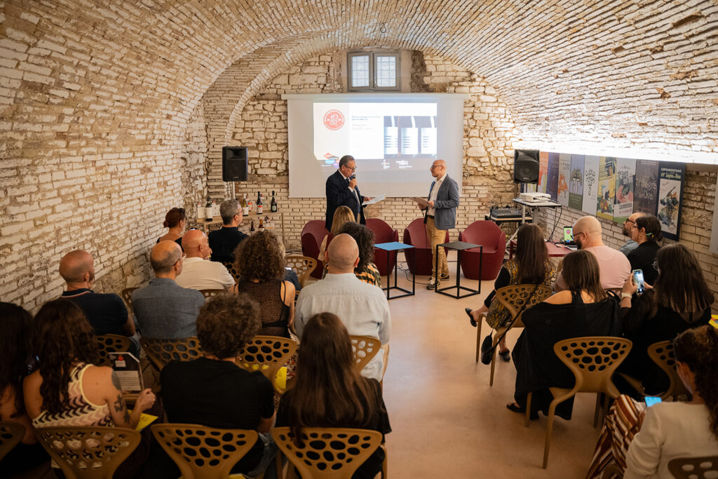 Serata di premiazione nella sala dei musei in grotta, con il pubblico intento ad ascoltare il Sindaco di Cupramnontana, Enrico Giampieri